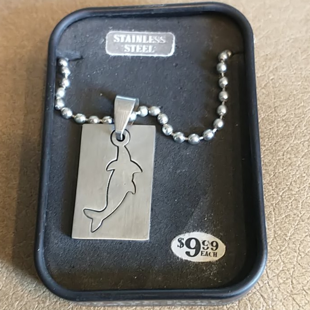 🇨🇦 Shark Dog Tag Necklace - Picture 2 of 4